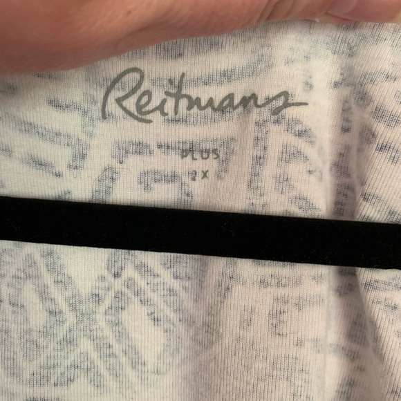 🍉 Reitmans plus all over print white/ blue 2X, tank top 100% cotton - Picture 2 of 10